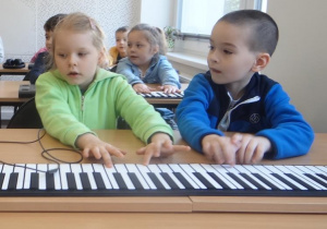 Dzieci poznają instrumenty